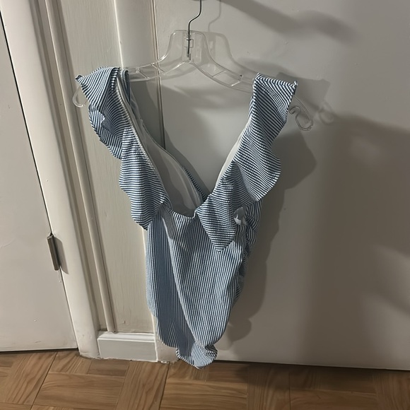 Ruched ruffle one-piece swimsuit in seersucker - Picture 5 of 8